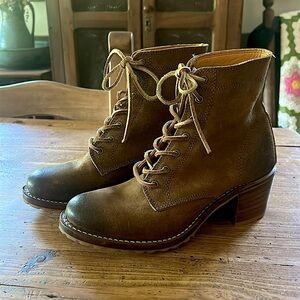 Gorgeous Frye Sabrina Work Boot in Tan Oiled Suede - 10 - NWOT - Made in USA